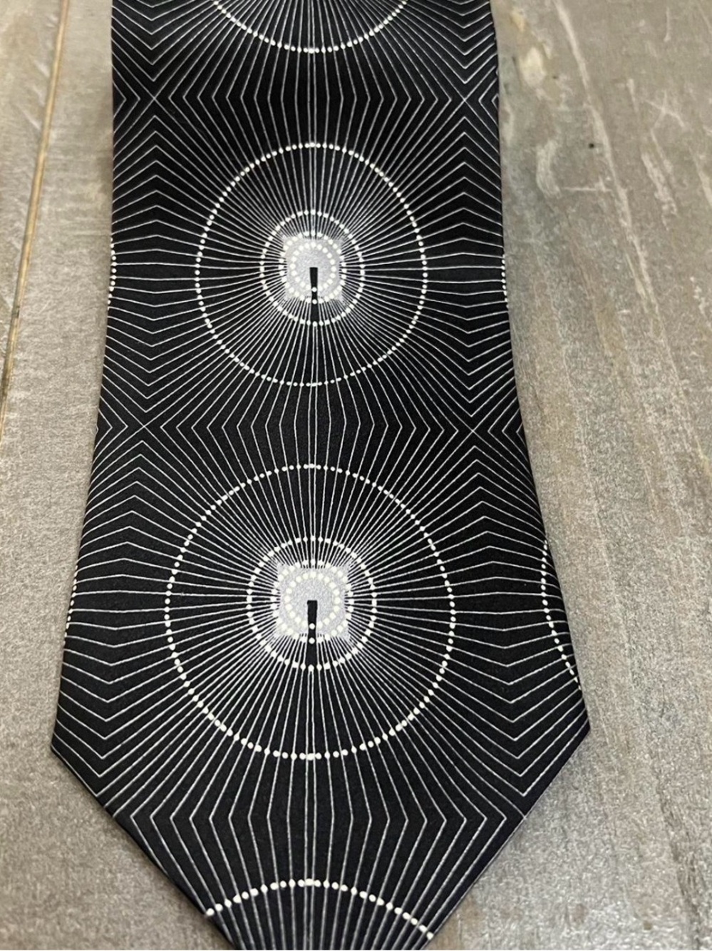 Men's Black Tie with Concentric Radiant Circle Pattern